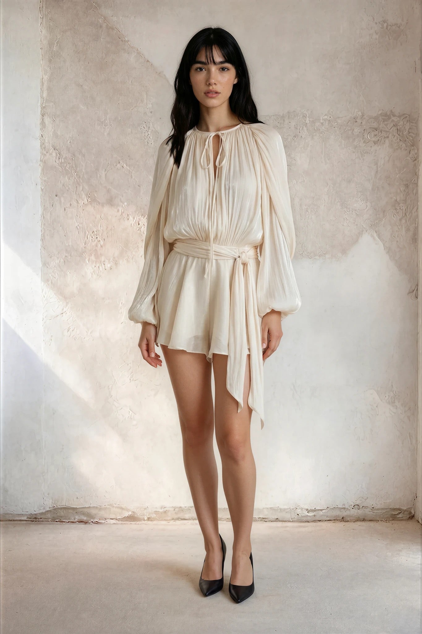 Vestido Mini Eugénie Elegante Plisado en Tono Neutral