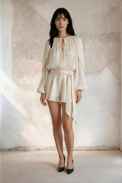 Vestido Mini Eugénie Elegante Plisado en Tono Neutral