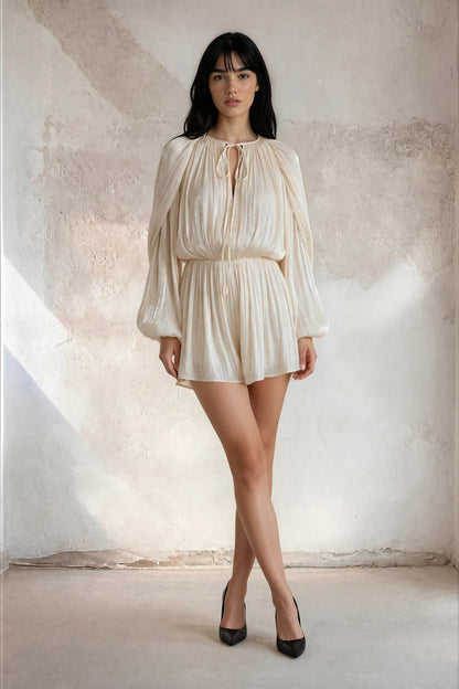 Vestido Mini Eugénie Elegante Plisado en Tono Neutral