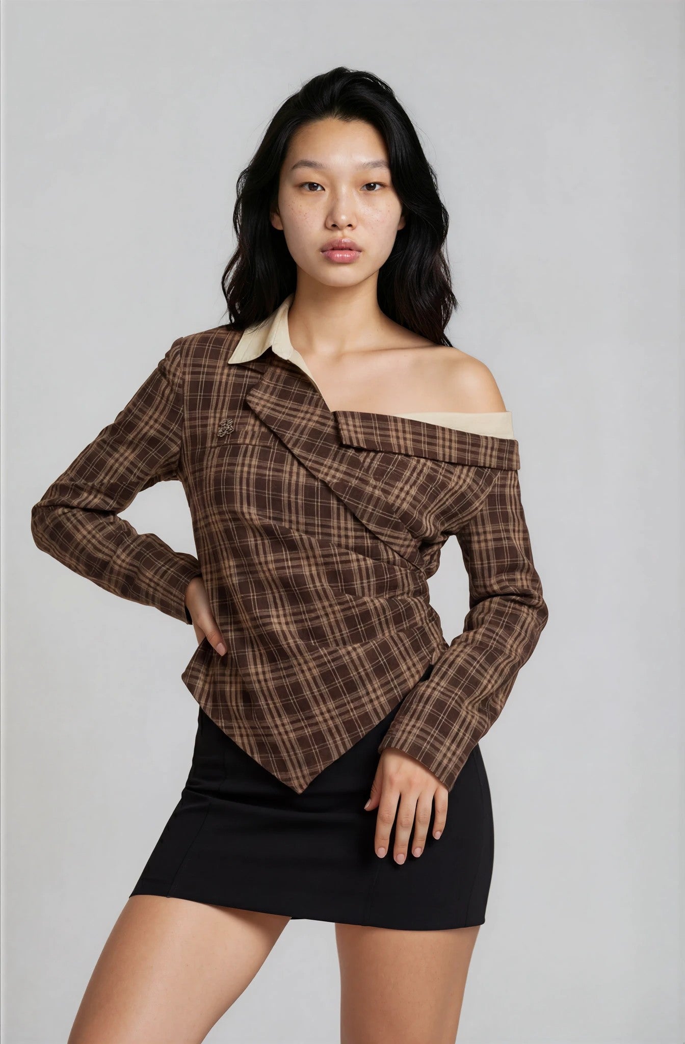 Darko Asymmetrisches Grid-Top in Braun